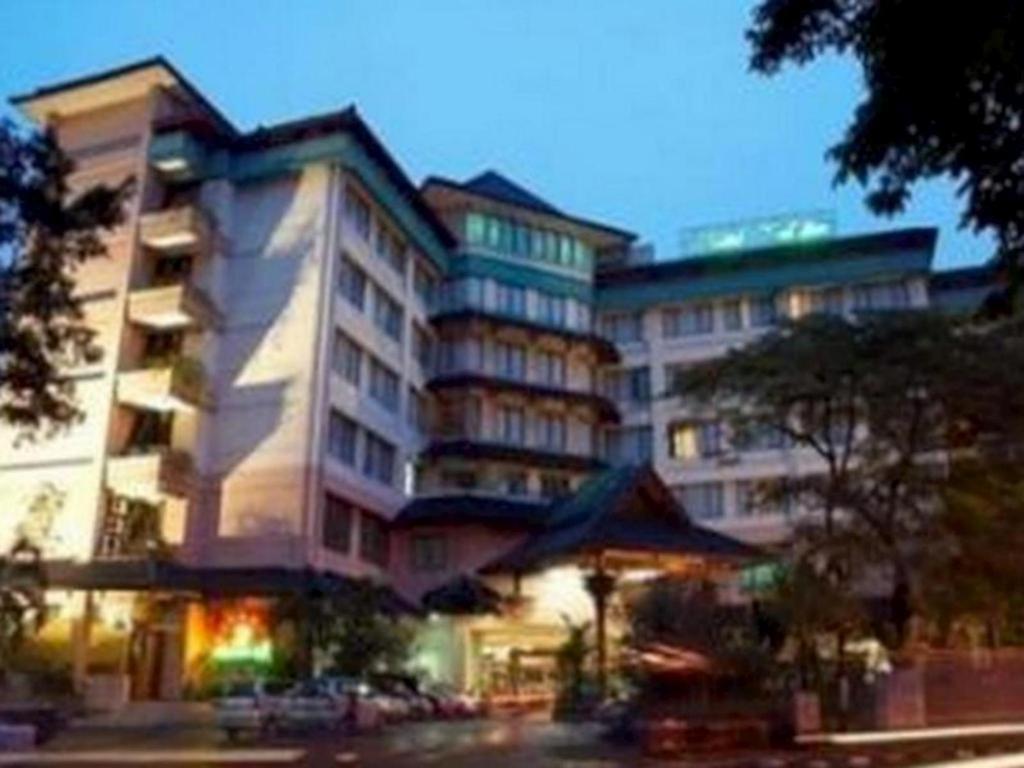 Kedaton Hotel Бандунг Екстериор снимка