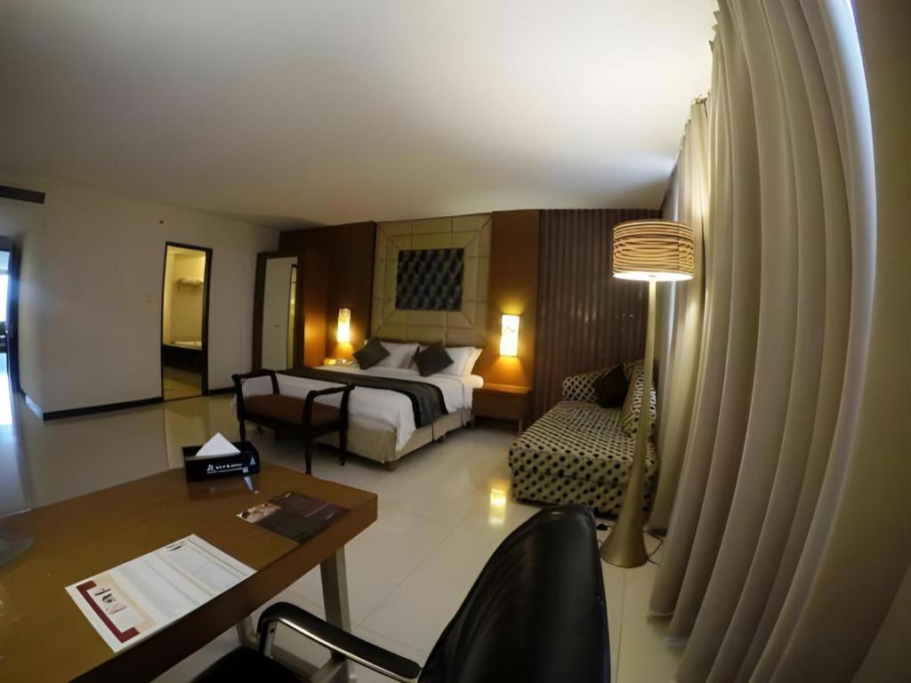 Kedaton Hotel Бандунг Екстериор снимка