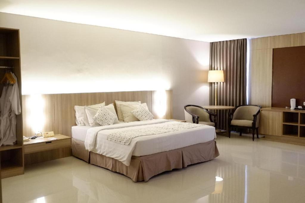 Kedaton Hotel Бандунг Екстериор снимка
