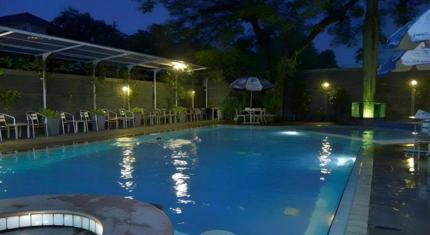 Kedaton Hotel Бандунг Екстериор снимка